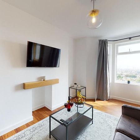 Studio Apartment With 65" Smart Tv Ньюпорт Екстер'єр фото