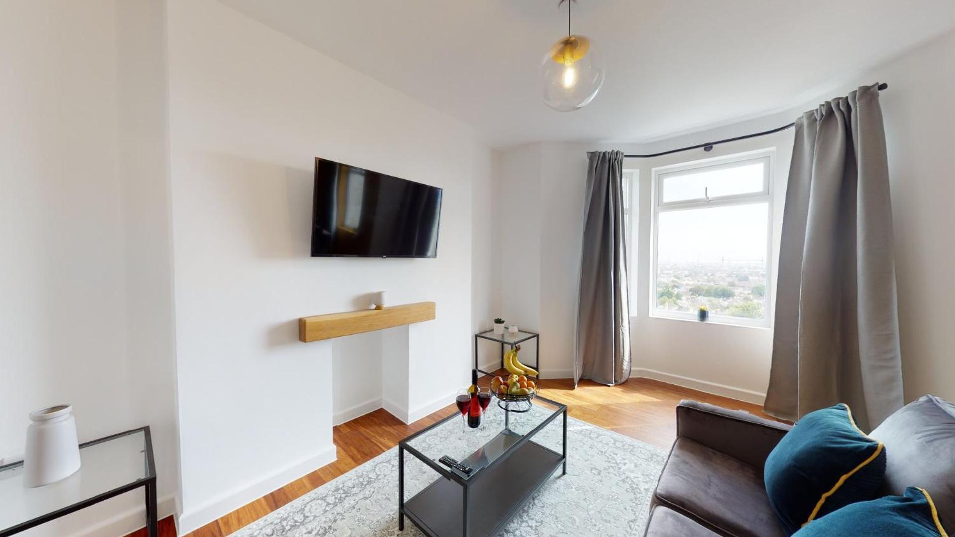 Studio Apartment With 65" Smart Tv Ньюпорт Екстер'єр фото
