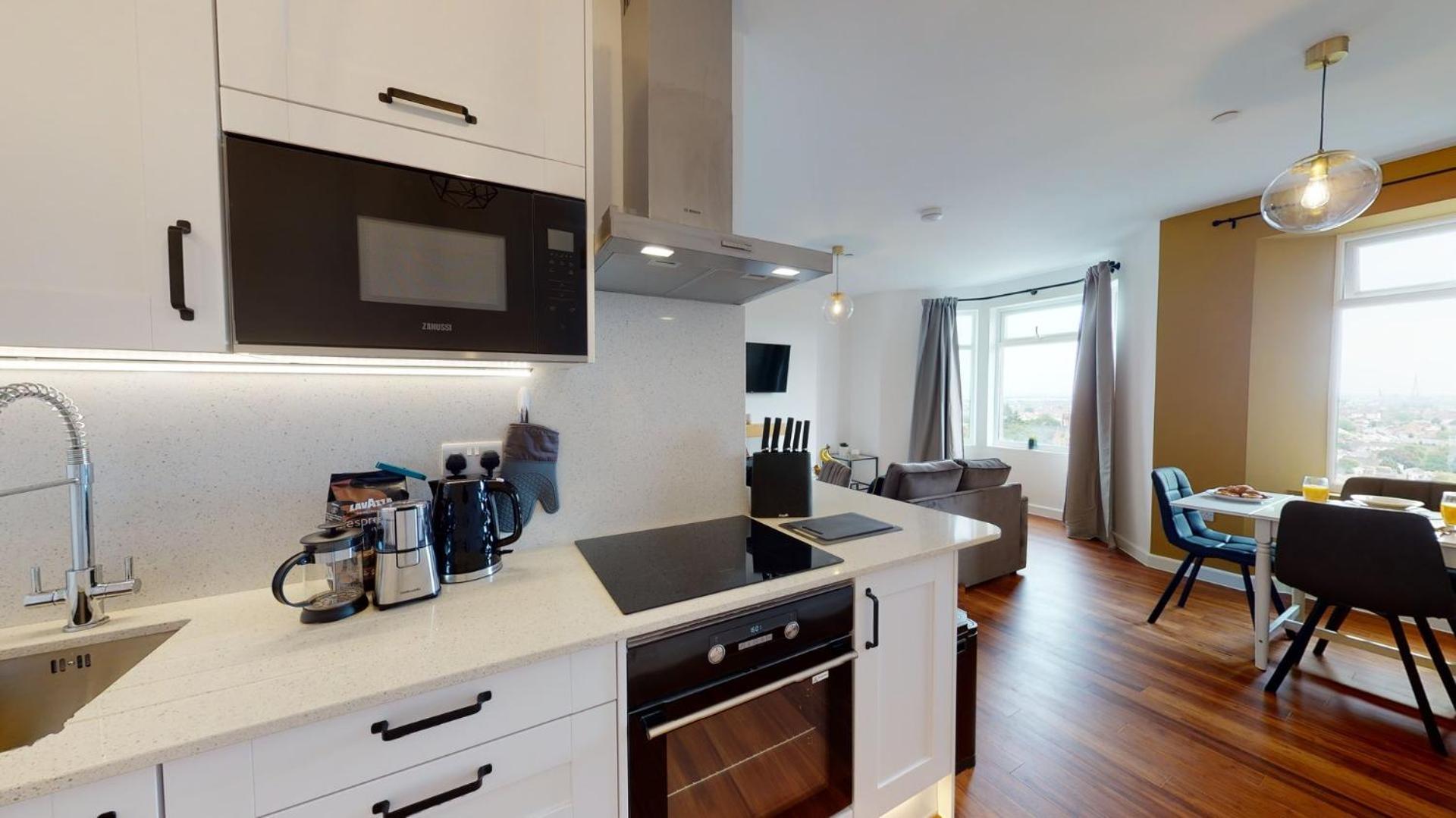 Studio Apartment With 65" Smart Tv Ньюпорт Екстер'єр фото