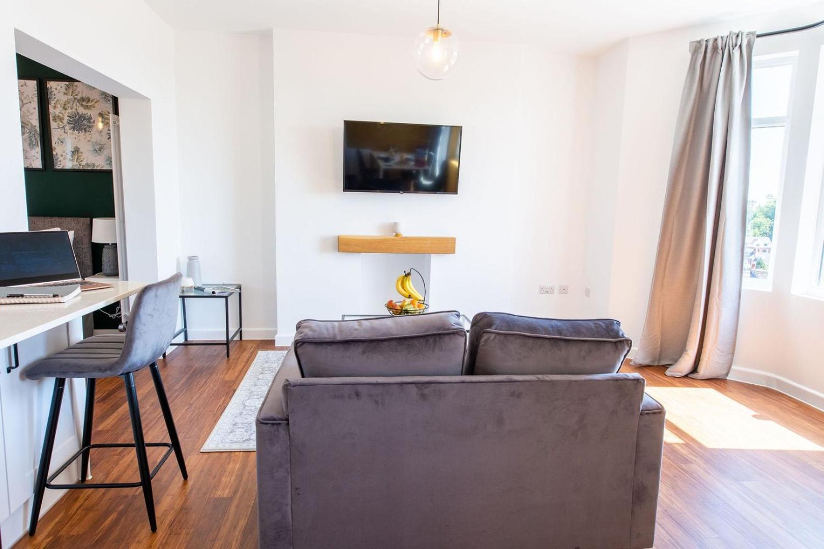 Studio Apartment With 65" Smart Tv Ньюпорт Екстер'єр фото